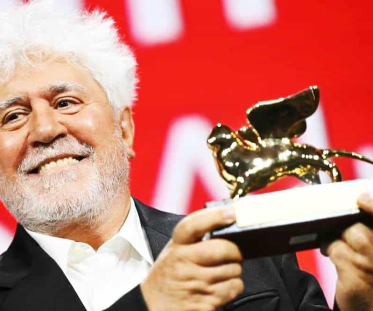 Obtiene Pedro Almodóvar el León de Oro y defiende la eutanasia Obtiene Pedro Almodóvar el León de Oro y defiende la eutanasia