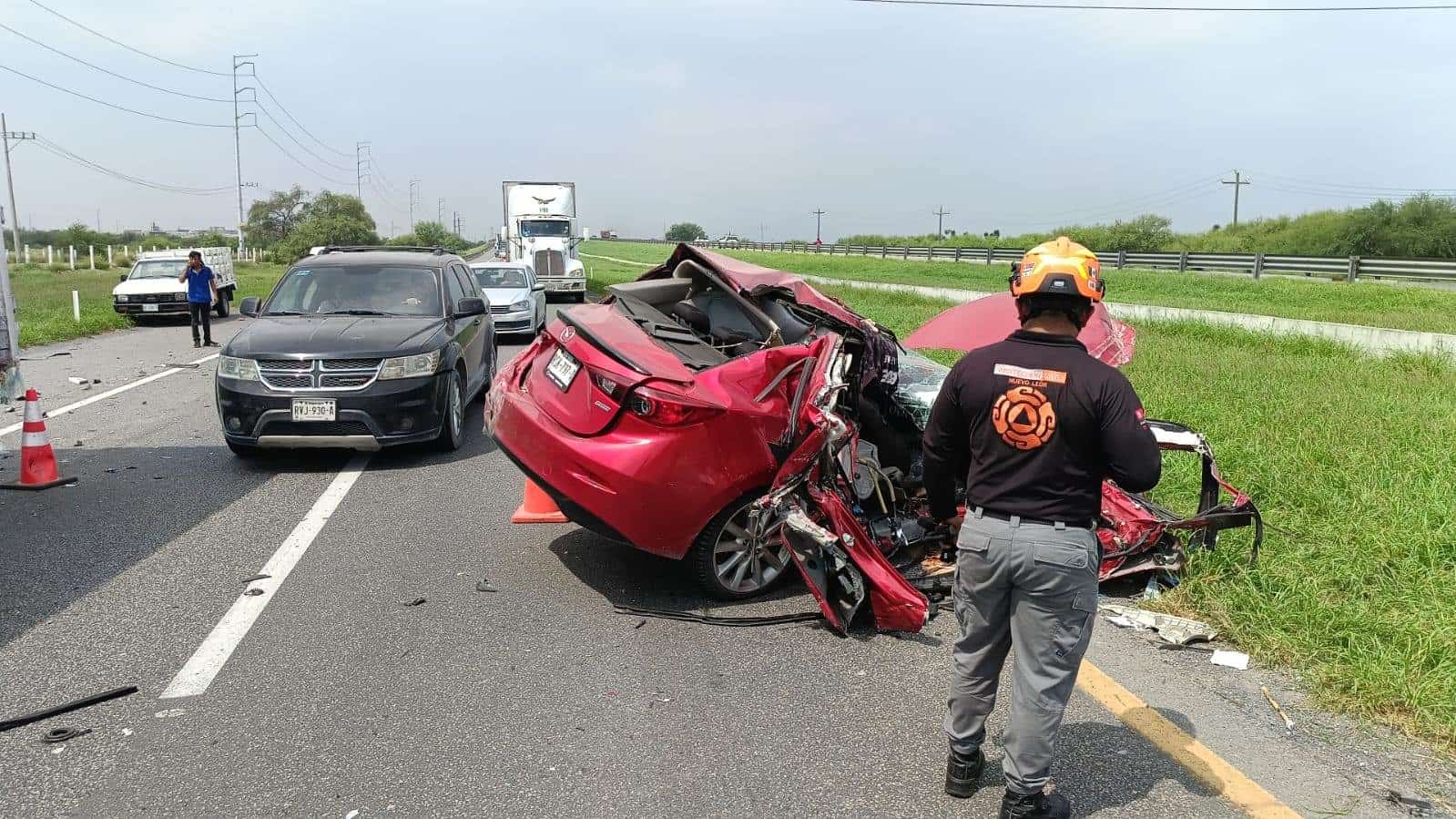 Con la amputación del brazo derecho resultó el copiloto de un vehículo tras chocar contra un tráiler, accidente donde se vio involucrada una camioneta que terminó volcada, ayer en el Anillo Periférico a la altura de la Avenida Chocolate, municipio de Escobedo.