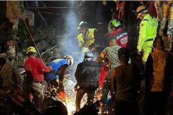 Rescatan a familia atrapada tras deslave de cerro en Jilotzingo