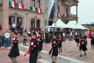 Disfrutan regios de desfile con todo y llovizna