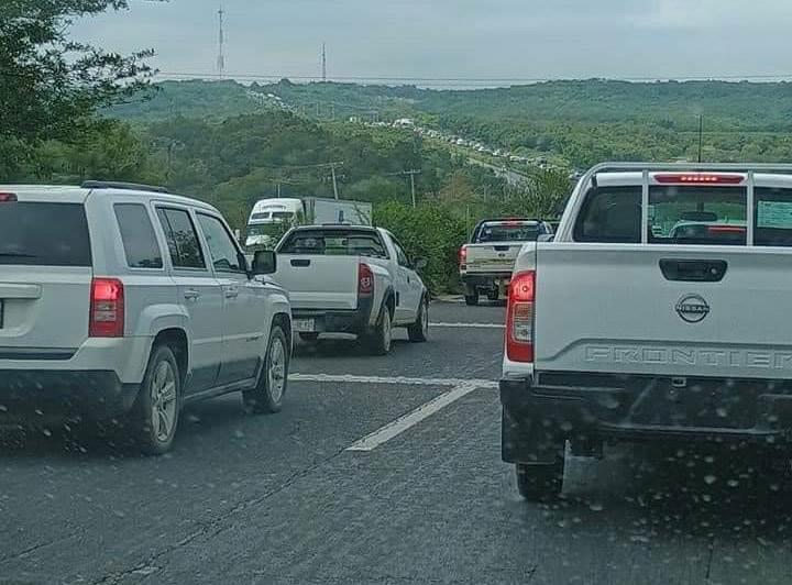 Culmina ‘puente’ y regios saturan Carretera Nacional