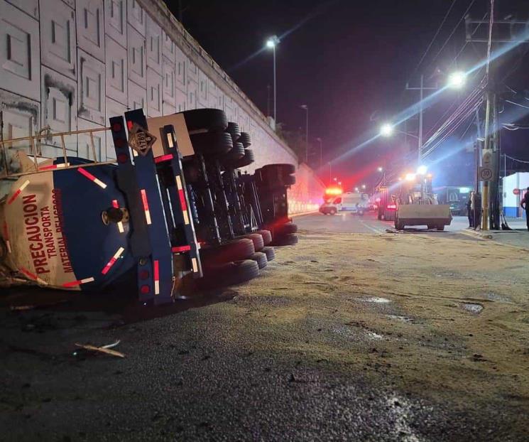 Vuelca pipa en Pesquería Vuelca pipa en Pesquería