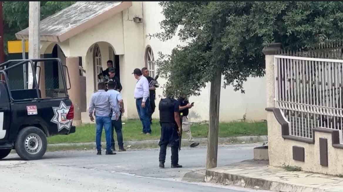 Dos hombres que viajaban en un automóvil compacto, fueron atacados a balazos cuando llegaban a una tienda de conveniencia en el municipio de Allende, resultando con heridas graves.