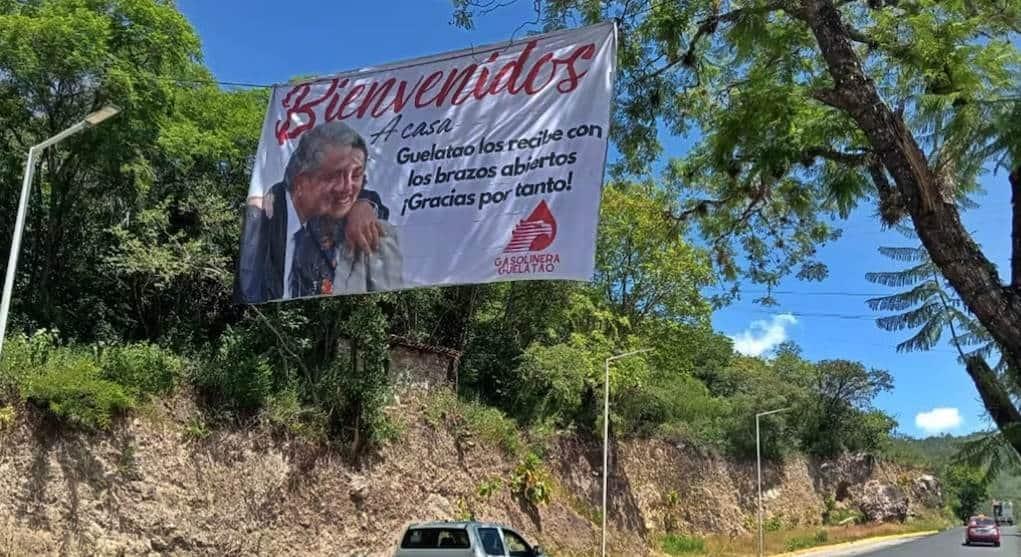 Con mantas despiden a AMLO en su última visita a Oaxaca