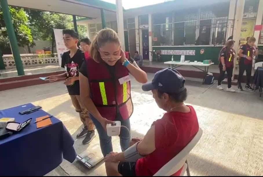 Llevan brigada médica a la colonia La Fama Llevan brigada médica a la colonia La Fama