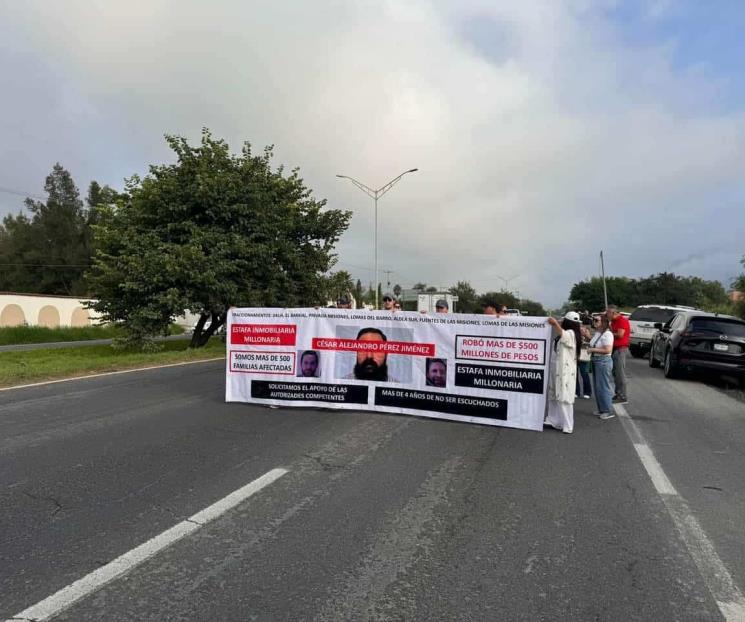 Bloquean vecinos Carretera Nacional para denunciar fraude