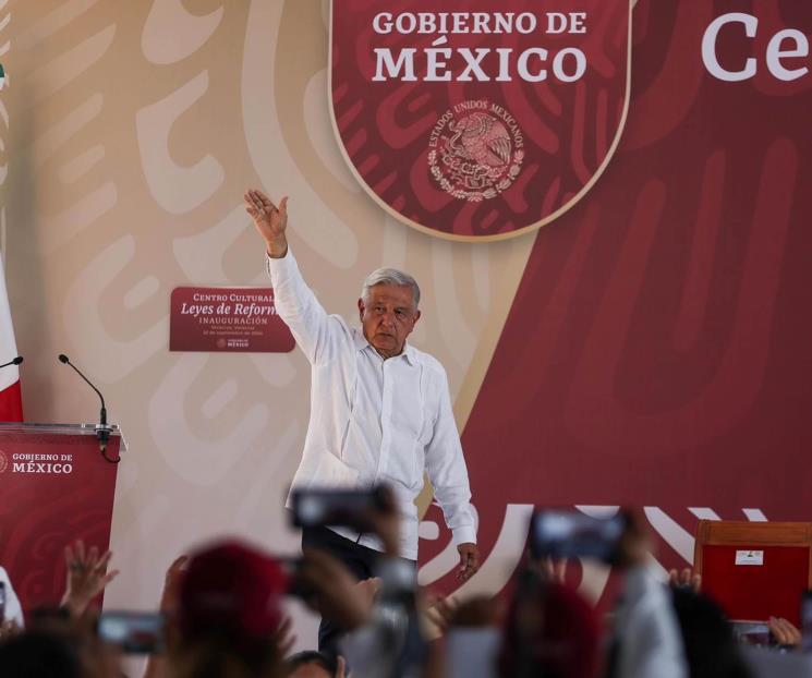 Se despide López Obrador  entre protestas y elogíos