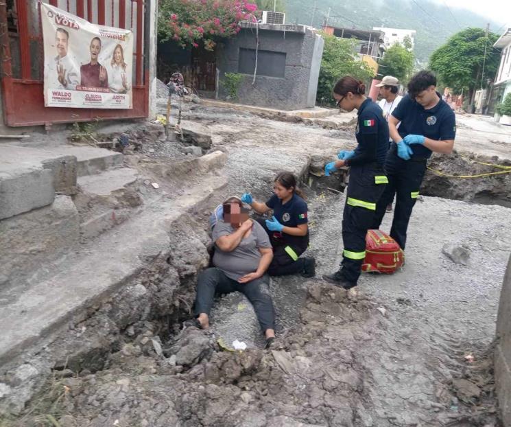 Cae mujer a zanja de AyD