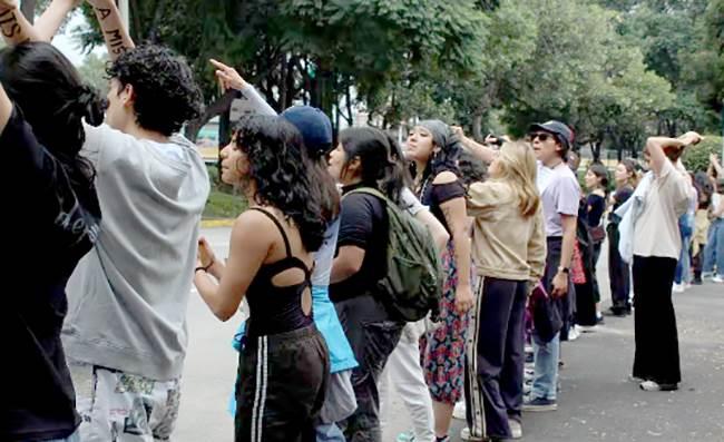 Maestros y estudiantes del INBAL protestan por falta de pagos Maestros y estudiantes del INBAL protestan por falta de pagos