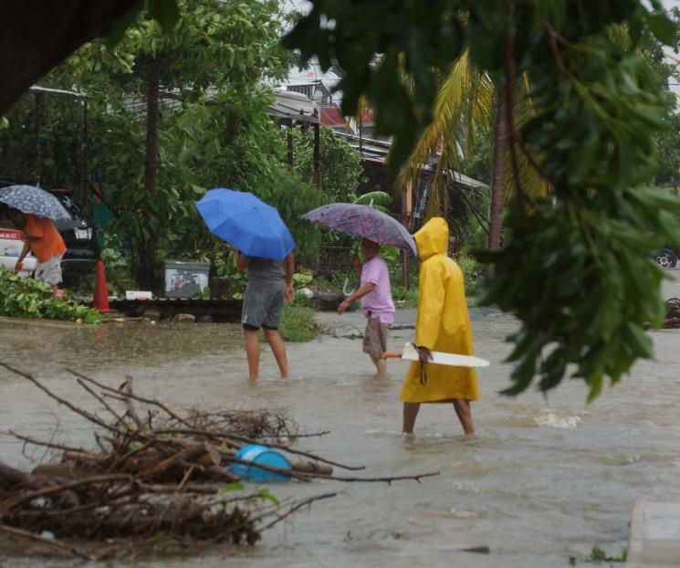 Marina rescata a más de mil personas por inundaciones en Acapulco Marina rescata a más de mil personas por inundaciones en Acapulco