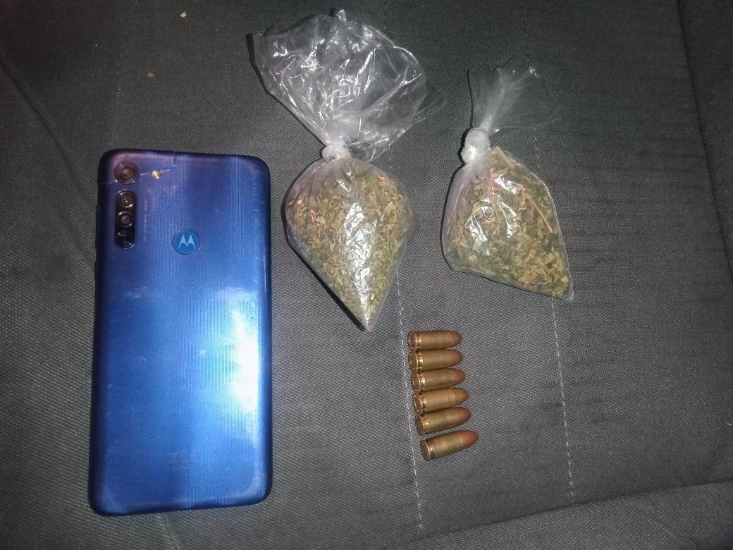 Un menor de edad, al que presuntamente le encontraron dos envoltorios de hierba verde con las características de la mariguana y seis cartuchos hábiles, fue detenido por oficiales de la Policía de Monterrey, luego de circular a bordo de una motocicleta a exceso de velocidad, ayer en la zona conocida como “El Pozo”.
