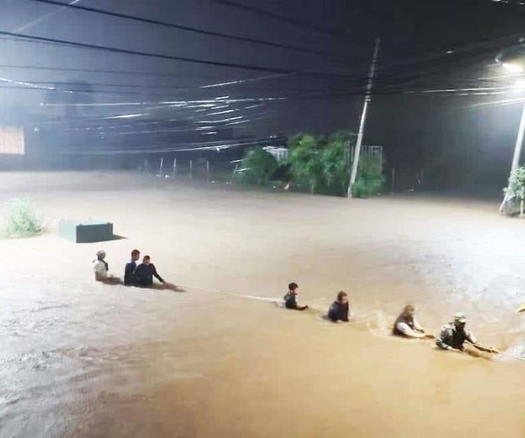 Causa ‘John’ estragos en Acapulco; provoca inundaciones severas