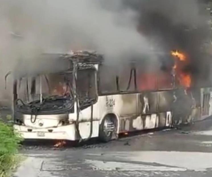 Incendio de ruta urbana quema camioneta y casa