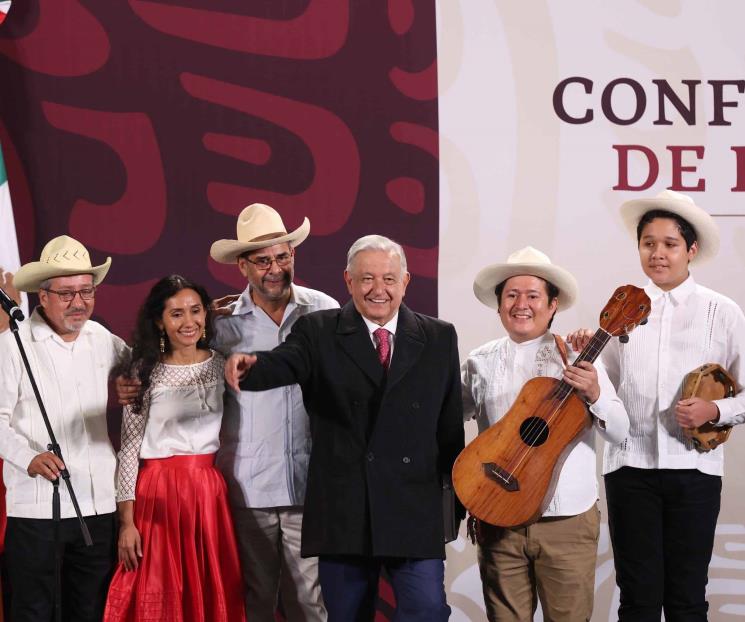 Con mariachis, corridos y amlitos, simpatizantes despiden a AMLO Con mariachis, corridos y amlitos, simpatizantes despiden a AMLO