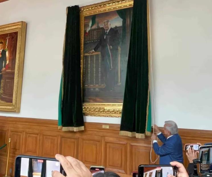 Muestra AMLO su retrato en Palacio Nacional Muestra AMLO su retrato en Palacio Nacional