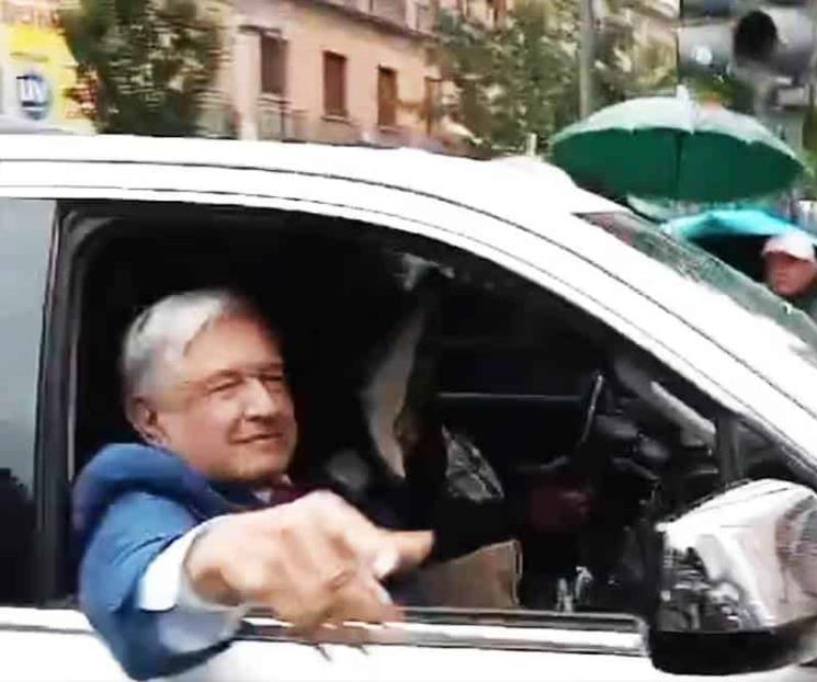 Despedida a AMLO bajo la lluvia Despedida a AMLO bajo la lluvia