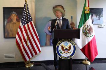 Ken Salazar ve con optimismo relación México-EU con Sheinbaum