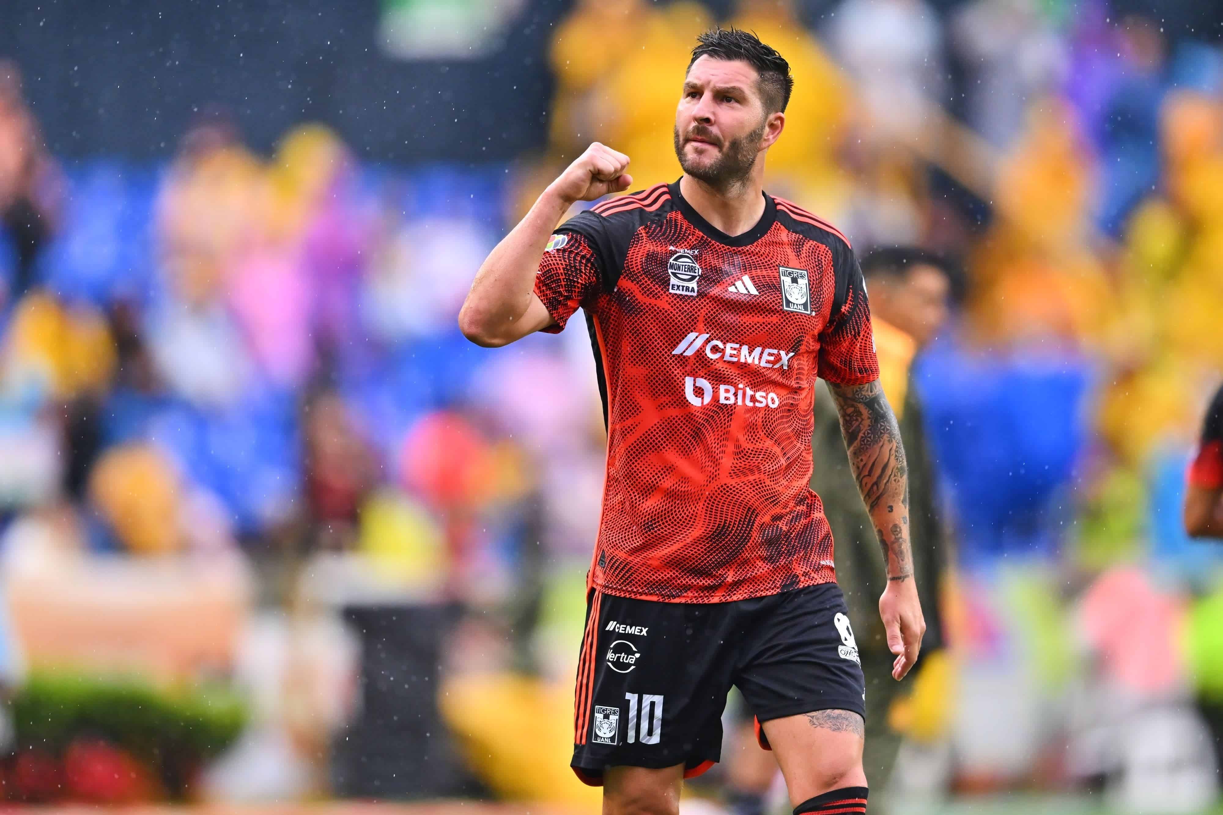 André Pierre Gignac abre el marcador.