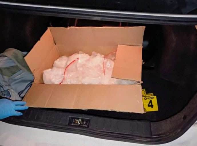 En el momento de intentar retirarse de un auto donde había 54 kilos de cristal que ya había asegurado la Agencia Estatal de Investigaciones, cuatro hombres fueron arrestados por la policía, en el municipio de San Nicolás de los Garza, tras encontrarles droga y dos armas de fuego.