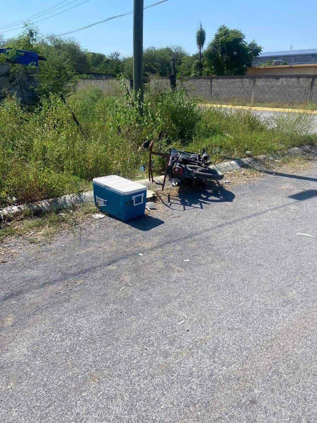 Un profesor que en su rato libre vende tacos en un crucero, resultó lesionado al ser impactada su motocicleta en un crucero del municipio de Linares.