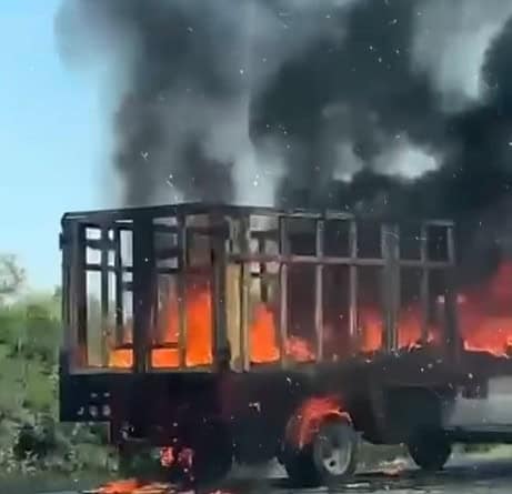 Una intensa movilización de los puestos de socorro se registró en el municipio de Montemorelos, al incendiarse un camión de carga sobre la carretera Nacional, en dicha localidad.