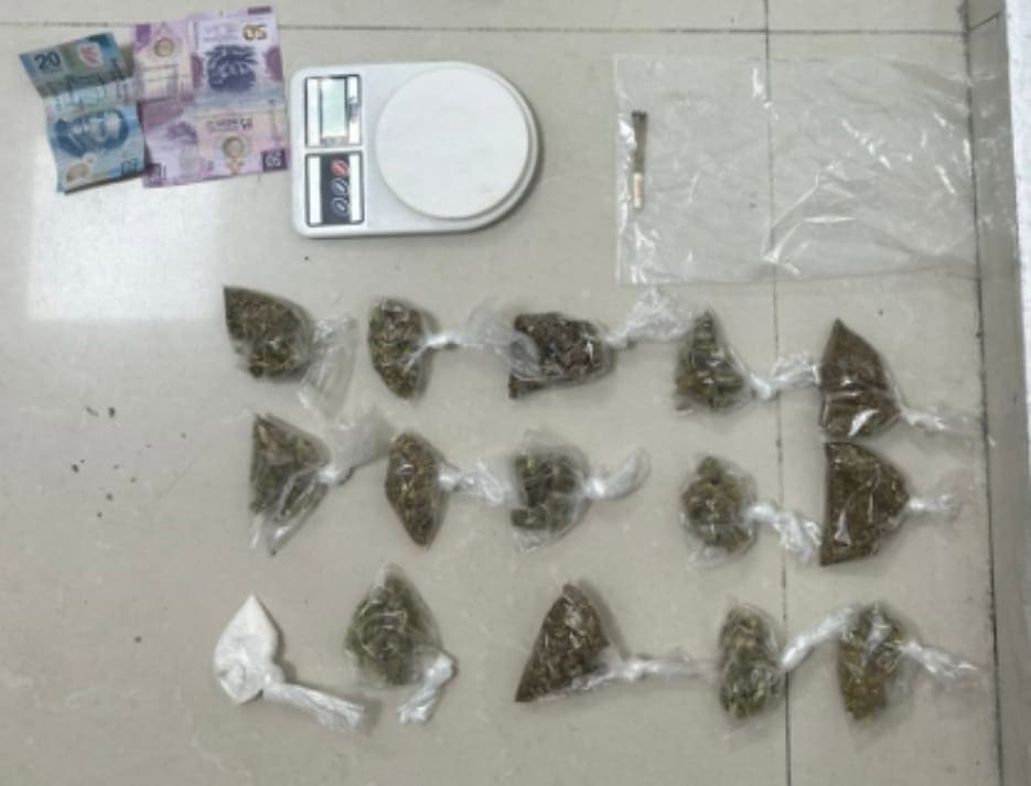 Luego de ser visto fumando en la calle, un joven fue arrestado por la policía en Escobedo, ya que además le encontraron droga, una báscula, dinero y objeto similar a un arma larga.
