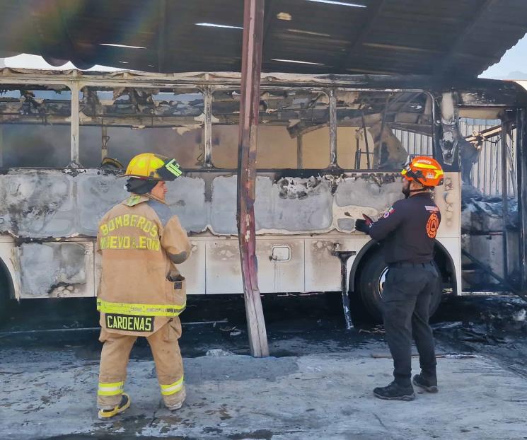 Se incendia camión de pasajeros