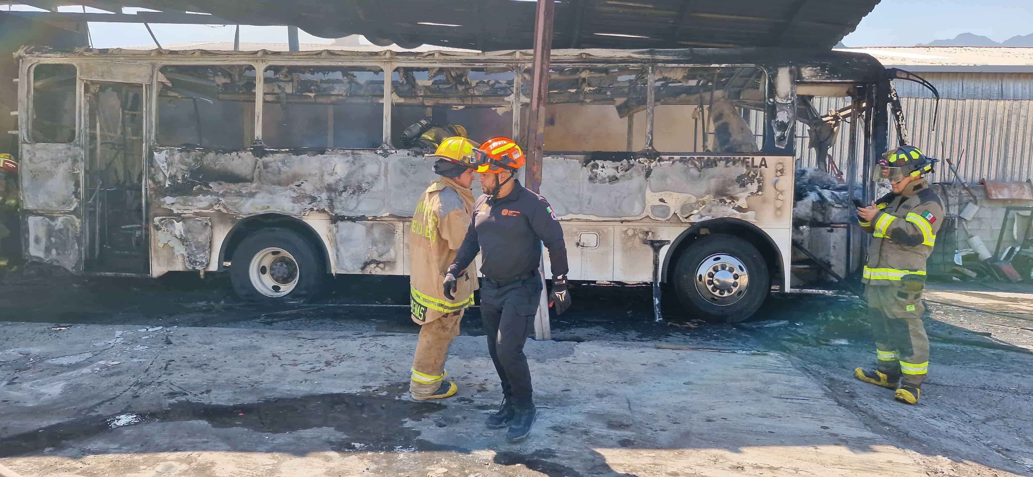 Un camión de pasajeros de la Ruta 5 Estanzuela, se incendió la tarde de ayer en la Colonia Vieja Estanzuela, al sur del municipio de Monterrey.