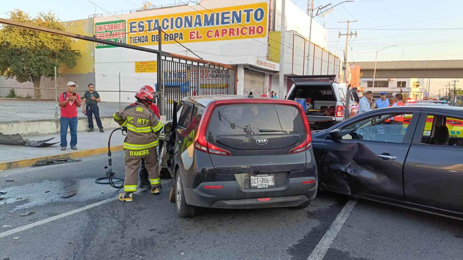 Al menos un lesionado, quien quedó atrapado en su auto, dejó un choque entre un transporte urbano y dos vehículos, ayer en el cruce de la Avenida Juárez y calle Reforma, centro de Monterrey.