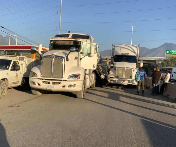 Termina auto prensado entre 2 tráileres en Escobedo