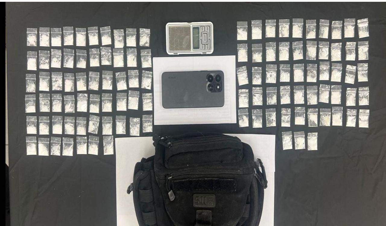 Elementos de Fuerza Civil lograron aprehender a dos hombres en posesión de más de 100 dosis de narcóticos, en el municipio de García, uno de ellos y era buscado por las autoridades por su presunta relación con un grupo delictivo.