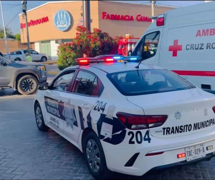 Embiste moto con su camioneta