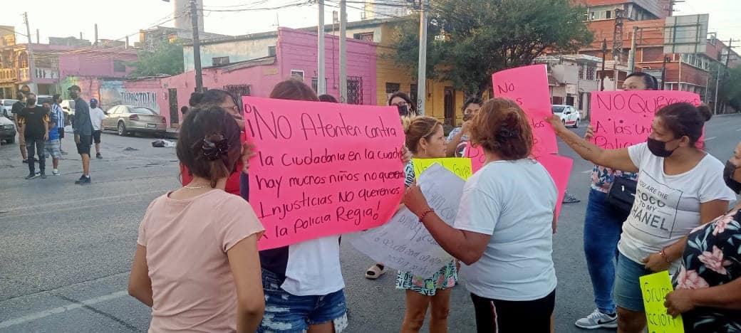 Supuestos vecinos del Barrio “El Pozo” que forma parte de la Colonia Industrial, realizaron varios bloqueos en las principales avenidas que colindas con este sector de Monterrey, para protestar contra las acciones de la policía municipal y estatal.