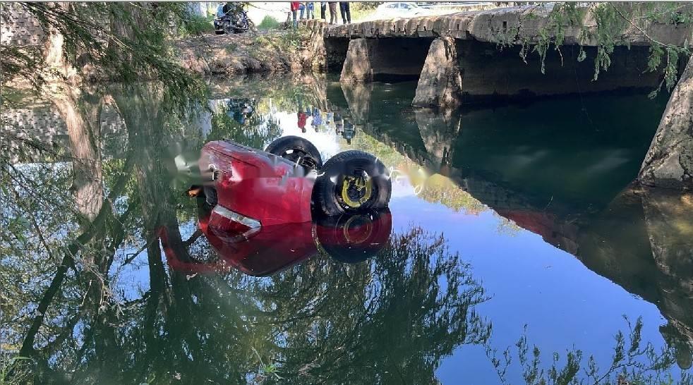 Sobrevive de milagro al caer a río