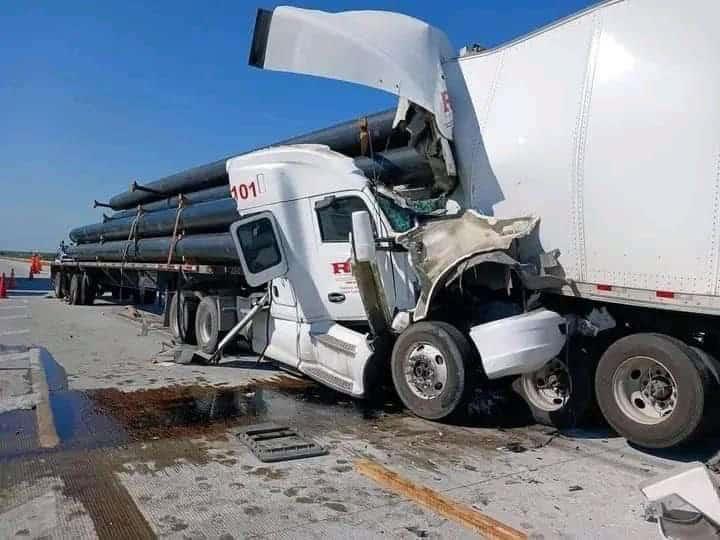 Queda trailero prensado en choque Queda trailero prensado en choque