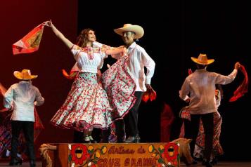 Engalana el folklor los 40 años del Teatro de la Ciudad