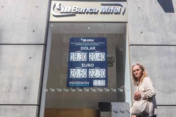 Amenazas de aranceles y posible victoria de Trump disparan al dólar