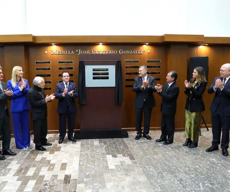 Entregan Medalla ‘Dr. José Eleuterio González’