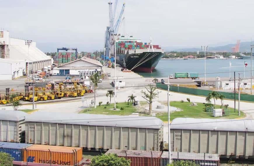 Reportan más buques detenidos en Puerto de Manzanillo