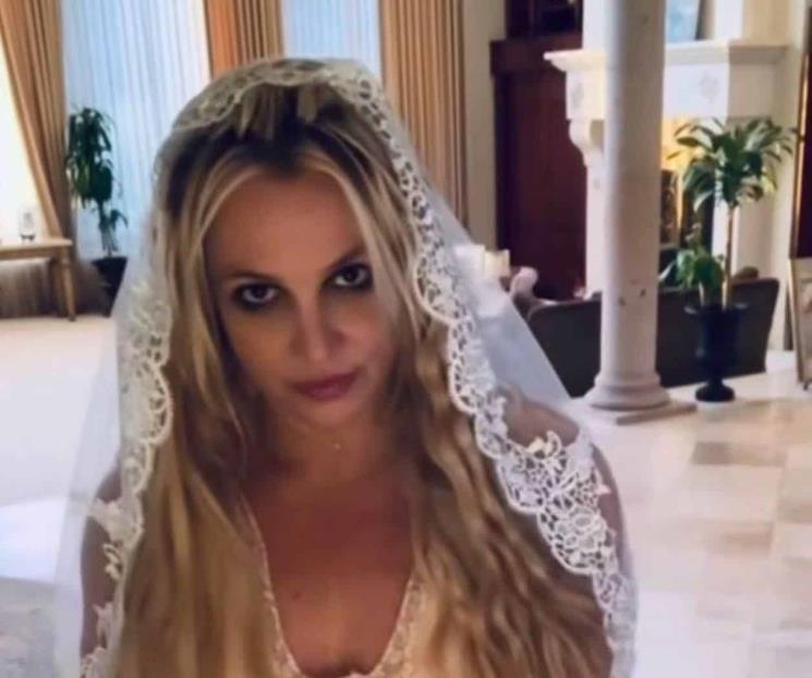 Britney Spears se viste de blanco y “se casa” consigo misma