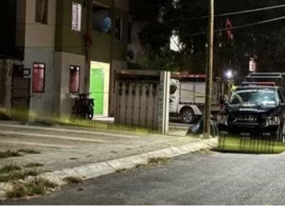 Dos delincuentes armados sorprendieron a un hombre cuando salía de un departamento de una zona habitacional del municipio de García, a quien ejecutaron de cuatro balazos.