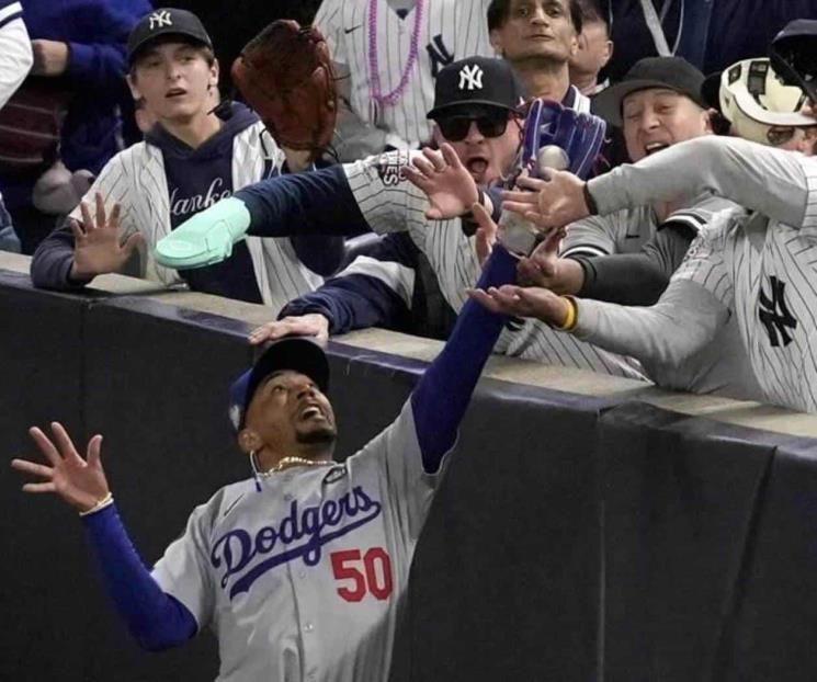 Veta MLB a fans de Yanquis que forcejearon con Betts Veta MLB a fans de Yanquis que forcejearon con Betts