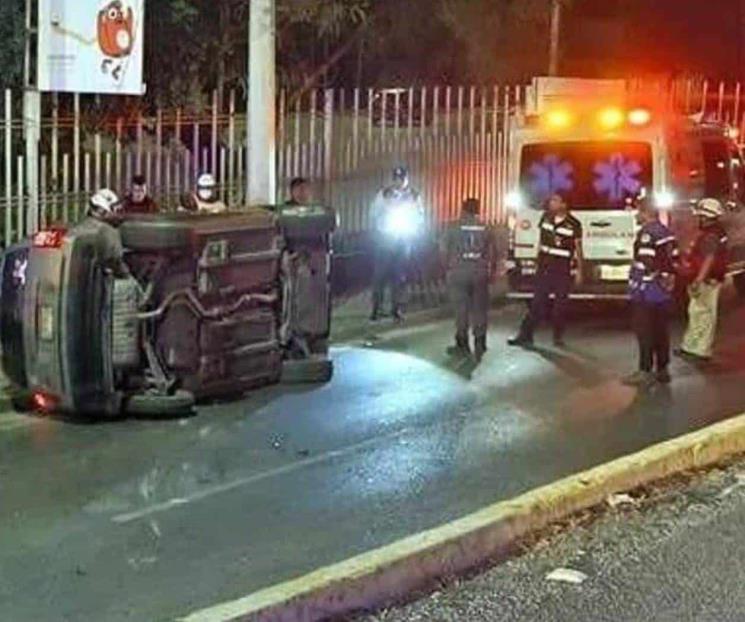 Fallece mujer en volcadura de camioneta