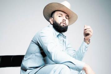 Rinde Carín León homenaje a sus abuelos al conquistar Europa