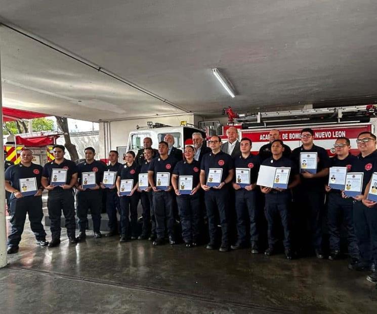 Se gradúan 15 nuevos bomberos en NL
