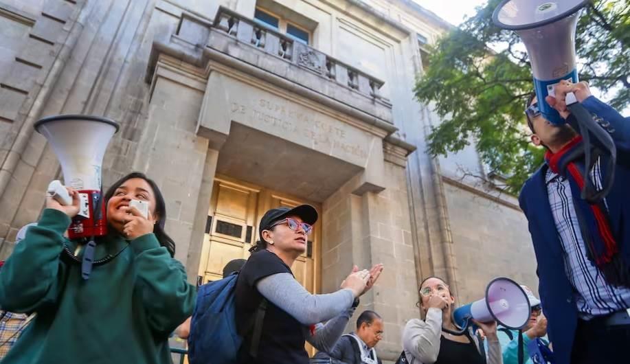 Previo a debate, trabajadores de PJ se manifiestan en la Corte Previo a debate, trabajadores de PJ se manifiestan en la Corte