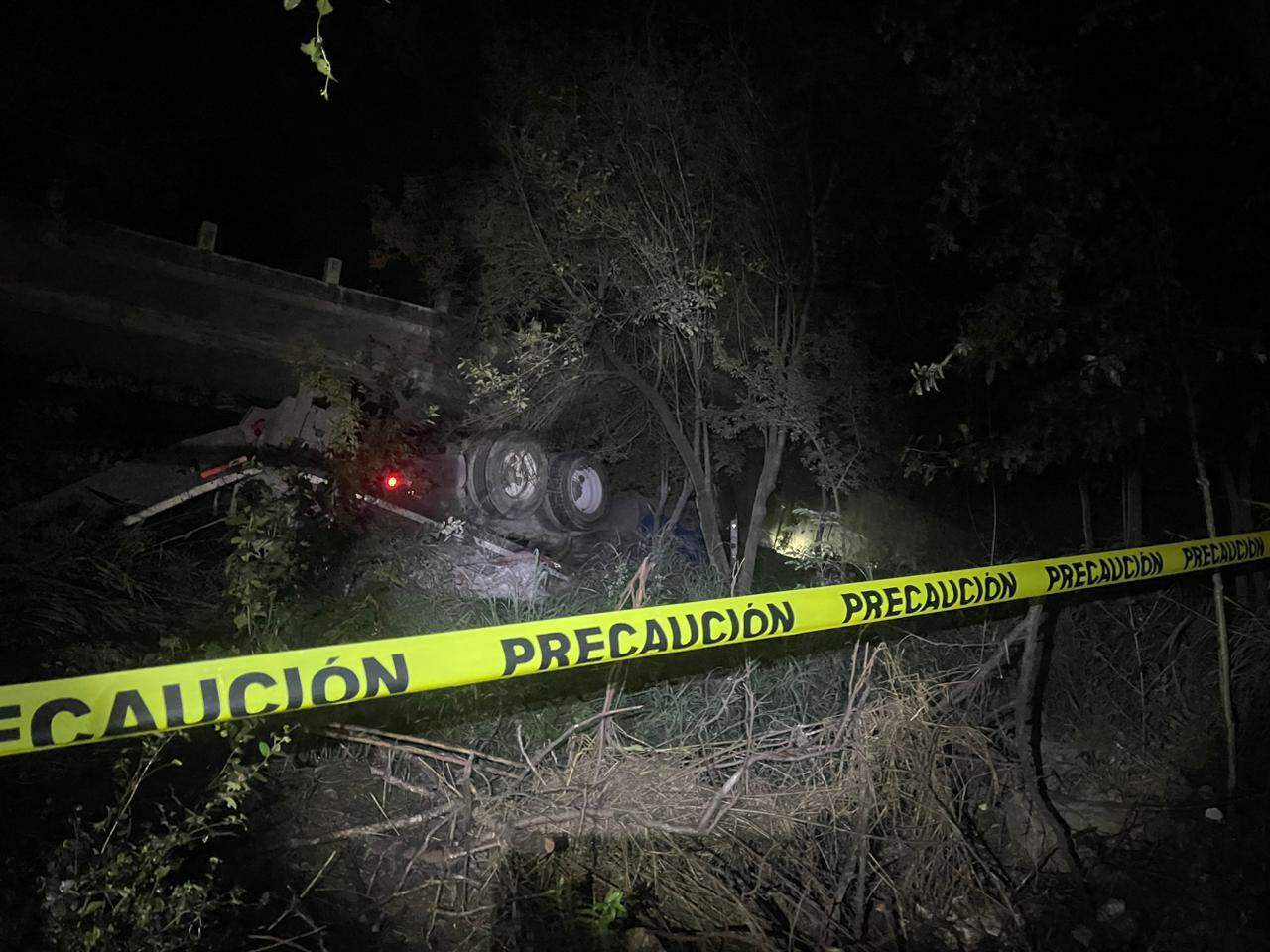 El conductor de un tráiler y su acompañante murieron luego de caer su unidad de un puente en la Carretera Nacional, la madrugada de ayer a la altura del municipio de Montemorelos.