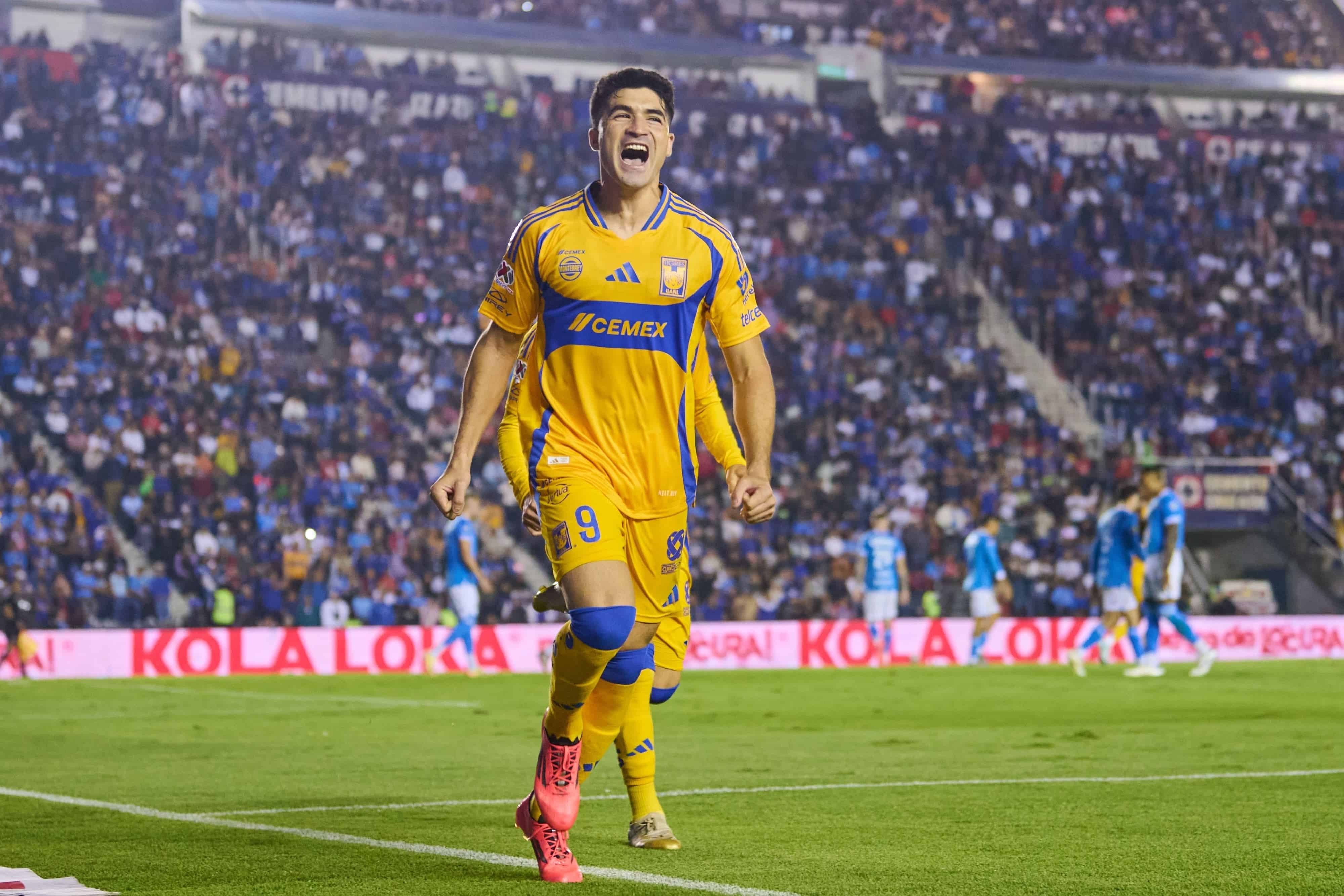 Nicolás Ibáñez anota desde los once pasos.