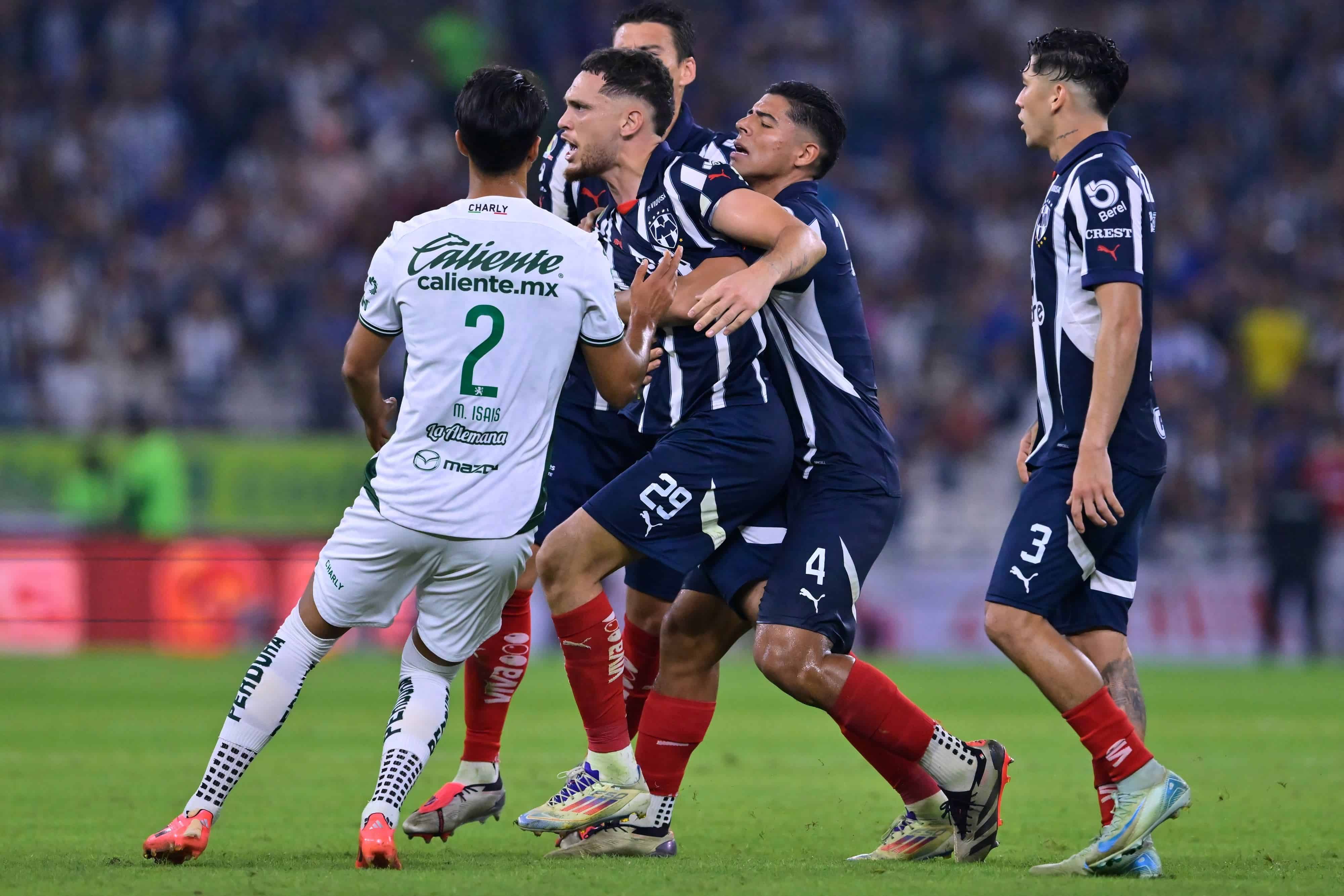 Lucas Ocampos es expulsado.