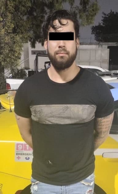 En el momento en que circulaba a exceso de velocidad y zigzagueando en su auto, un joven fue detenido por oficiales de Proximidad de la Policía de Monterrey, al presuntamente traer placas colgadas y haber participado en dos fraudes a gasolineras.